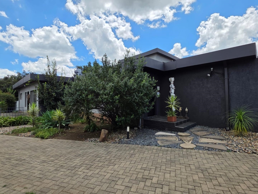6 Bedroom Property for Sale in Heuwelsig Free State